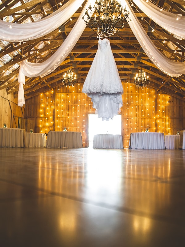 Elegante Tischdekoration in Weiß und Grün