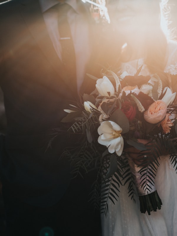 Hochzeitsgesellschaft lacht zusammen auf dem Rasen