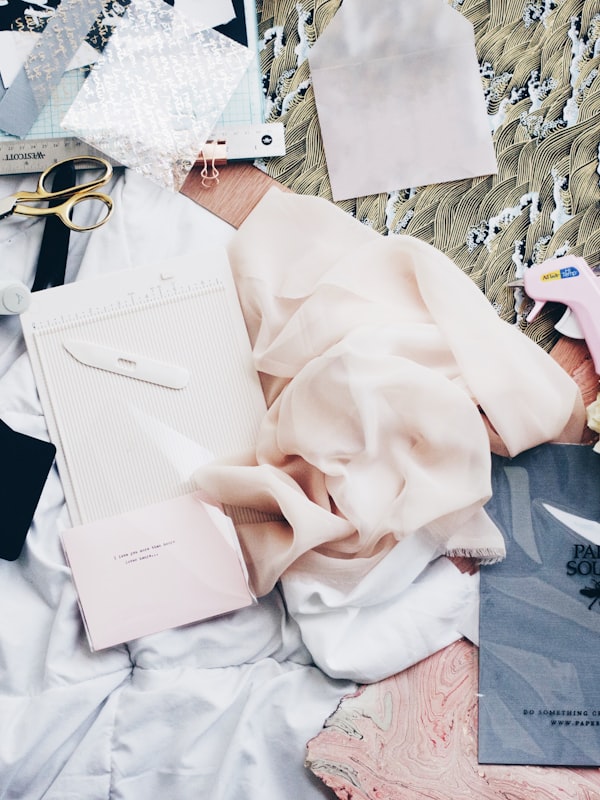 Liebevoll gedeckter Tisch für den intimen Empfang