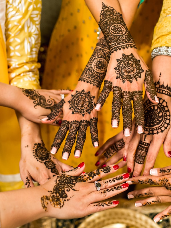 Freie Trauung unter alten Bäumen mit Holzelementen