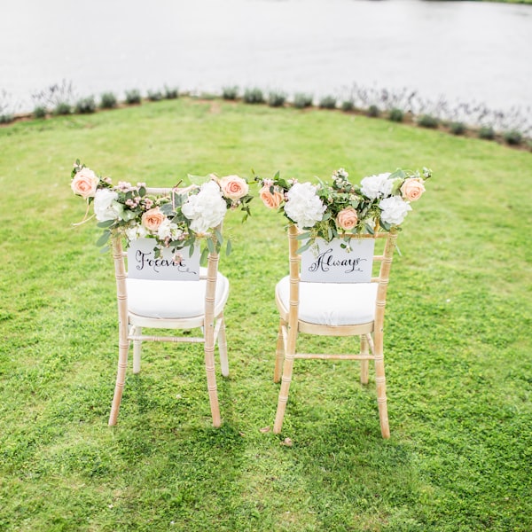 Wildblumensträuße und natürliche Tischdekoration