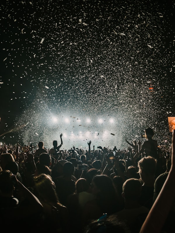 Brautpaar beim ersten Tanz im Ballsaal